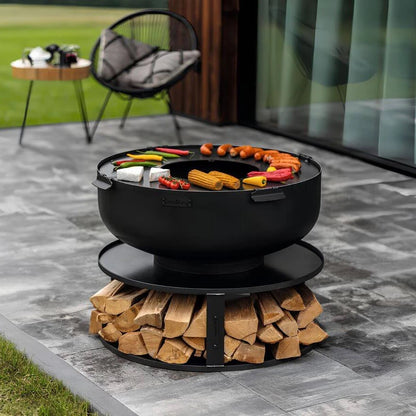Feuerschale CookKing XXL PALERMO – Feuerschale mit Grillgut und gefüllter Holzablage auf einer Terrasse