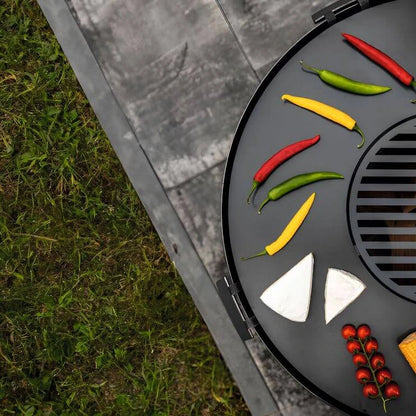 Feuerschale CookKing XXL PALERMO – Detail der runden Grillplatte mit Grillgut aus der Vogelperspektive