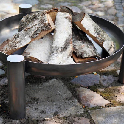 Feuerschale CookKing Palma – Nahansicht von Schale, Holzscheiten und Standbein