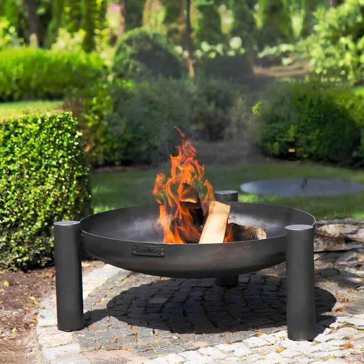 Feuerschale CookKing Palma – Feuerschale mit brennenden Holzscheiten im Garten