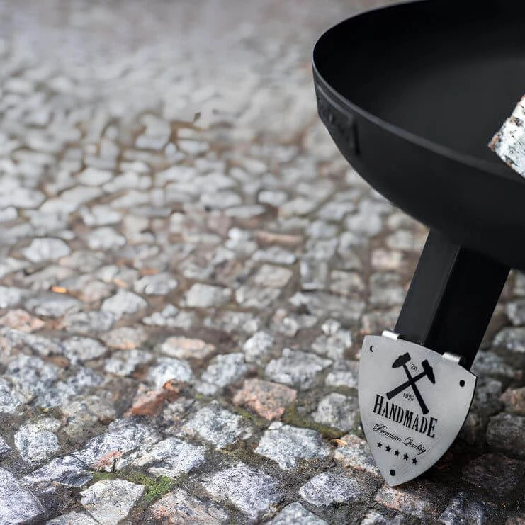Feuerschale CookKing Polo – Detail eines Standbeins mit Handmade-Anhänger
