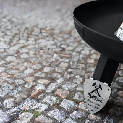 Feuerschale CookKing Polo – Detail eines Standbeins mit Handmade-Anhänger