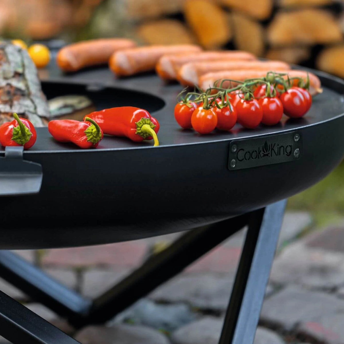 Feuerschale CookKing Santiago – Nahansicht von Grillplatte, Grillgut und Schalenrand