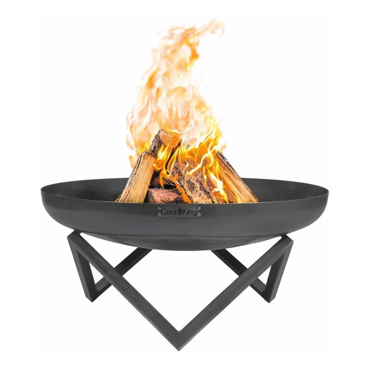 Feuerschale CookKing Santiago – Feuerschale mit brennenden Holzscheiten auf weißem Hintergrund