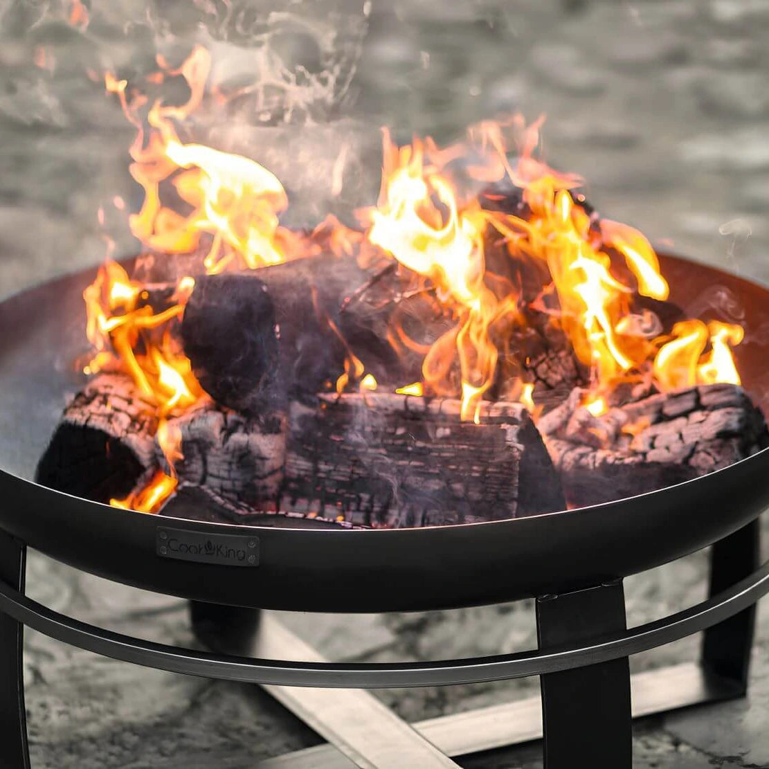 Feuerschale CookKing Viking – Nahaufnahme des Feuers und der Holzscheite in der Feuerschale