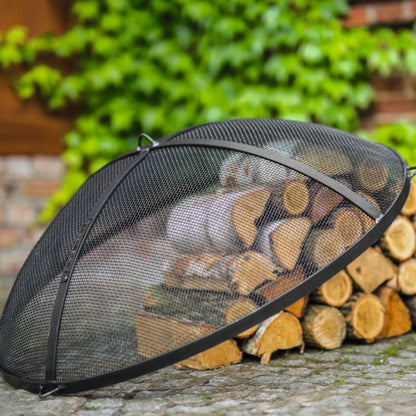 Funkenfang für Feuerschalen – Funkenfang an einem Holzstapel im Außenbereich