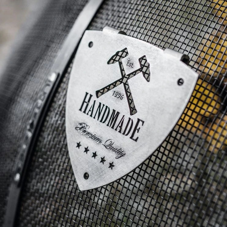 Funkenfang für Feuerschalen – Detail des Handmade-Anhängers am Funkenfang