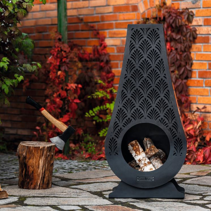CookKing Gartenofen Ankara – Gartenofen mit Holzscheiten vor Backsteinwand