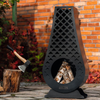 CookKing Gartenofen Avangardo – Gartenofen mit Holzscheiten vor Backsteinwand
