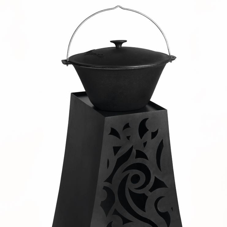 CookKing Gartenofen Hawana – Kessel mit Deckel auf der oberen Ablage des Gartenofens