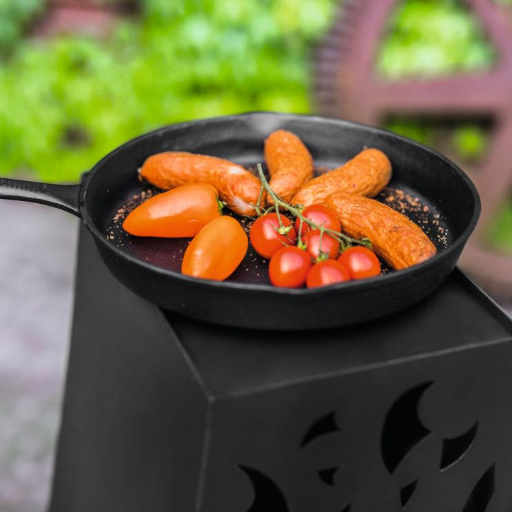 CookKing Gartenofen Hawana – Pfanne mit Grillgut auf der oberen Ablage des Gartenofens