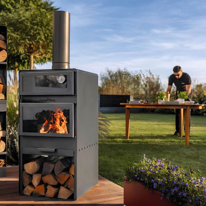 CookKing Gartenofen Vento mit Backfach – Gartenofen mit Backfach und Feuer vor einem Arbeitstisch im Garten