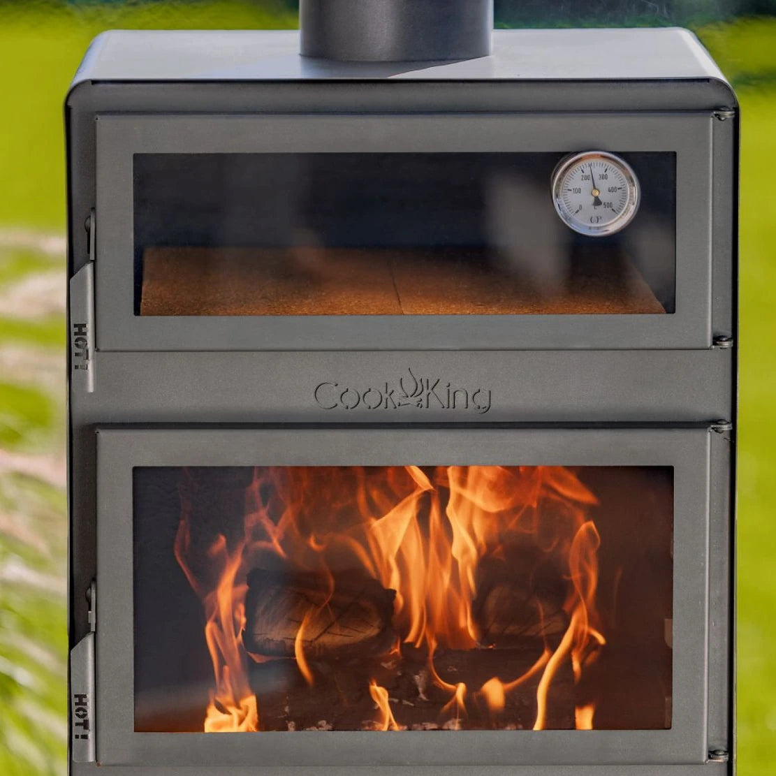 Gartenofen Vento mit Backofen + Rohstahlrost und Holzregal 120×40×30 cm – Detail von Backfach und brennender Feuerkammer