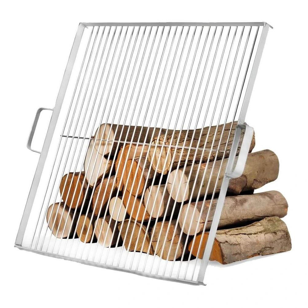Quadratischer Grillrost aus Edelstahl – Quadratischer Grillrost mit Griffen an Holzscheiten angelehnt