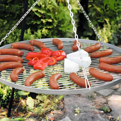Runder Grillrost aus Edelstahl – Nahansicht des aufgehängten Grillrosts mit Grillgut