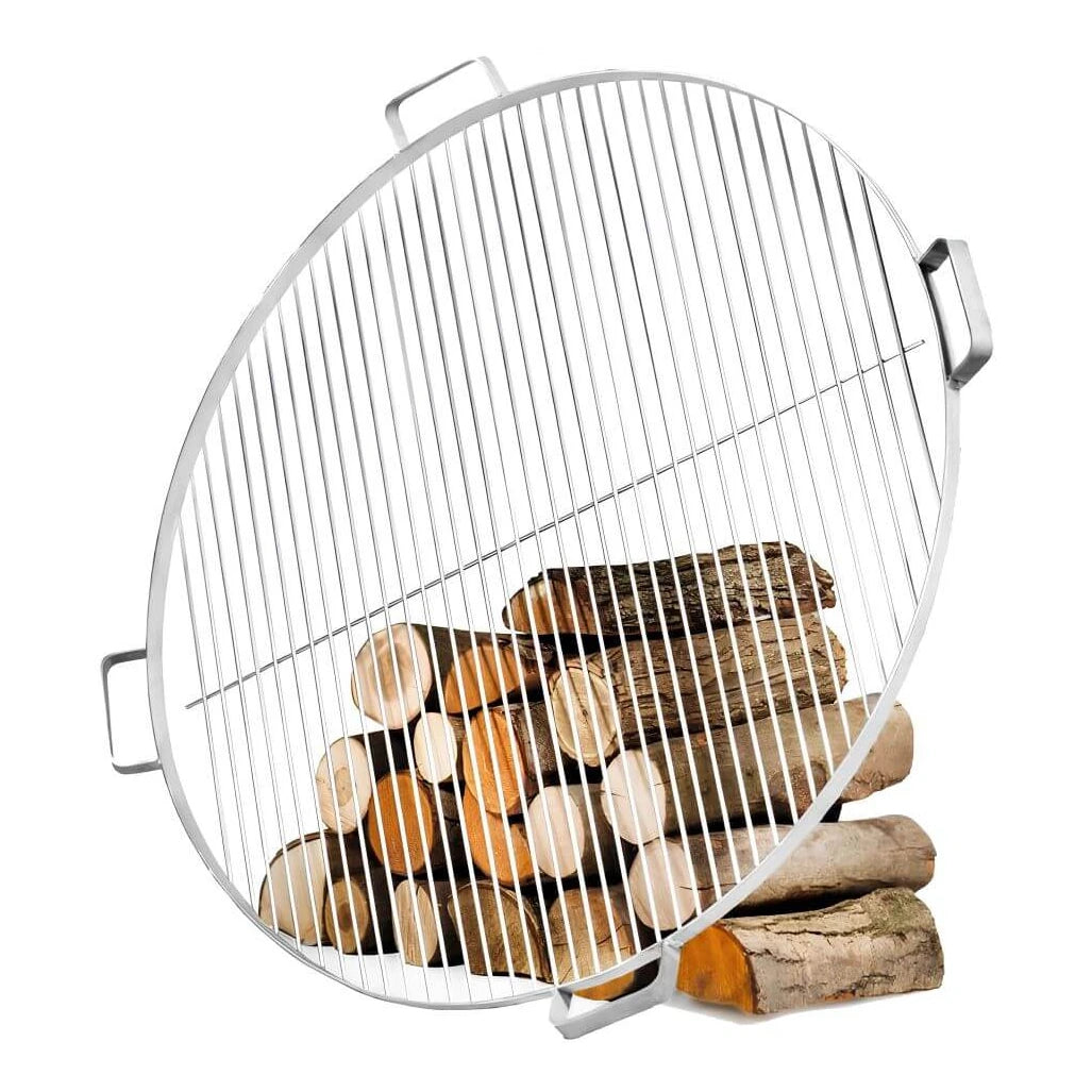 Grillrost aus Edelstahl mit vier Griffen – Runder Grillrost mit vier Griffen an Holzscheiten angelehnt