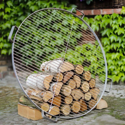 Grillrost aus Edelstahl mit vier Griffen – Runder Grillrost mit vier Griffen an Holzscheiten im Außenbereich