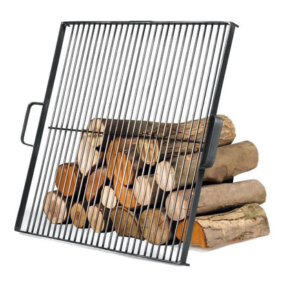 Quadratischer Grillrost aus Naturstahl – Quadratischer Grillrost mit Griffen an Holzscheiten angelehnt