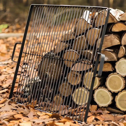 Quadratischer CookKing Grillrost aus Naturstahl an Holzscheiten zwischen Herbstlaub