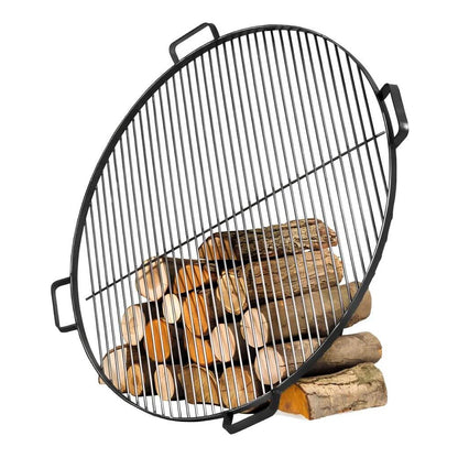 Grillrost aus Naturstahl mit vier Griffen – Runder Grillrost mit vier Griffen an Holzscheiten angelehnt