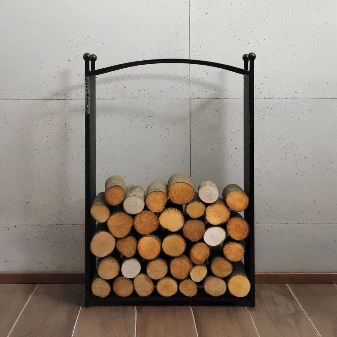 CookKing Kaminholzregal Cherry – Kaminholzregal mit verzierten Gitterseiten und Holzfüllung im Wohnraum