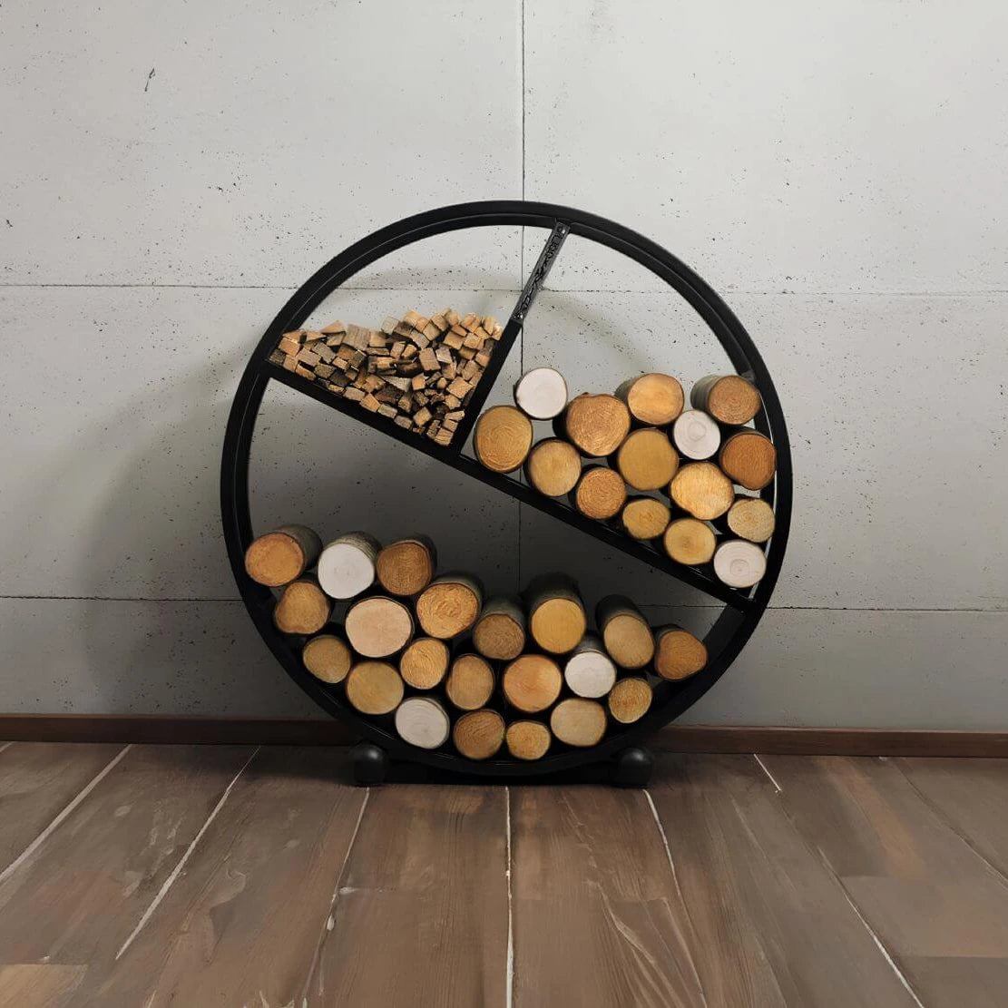 CookKing Kaminholzregal Diego – Rundes Kaminholzregal mit unterteilten Fächern und Holzfüllung im Wohnraum