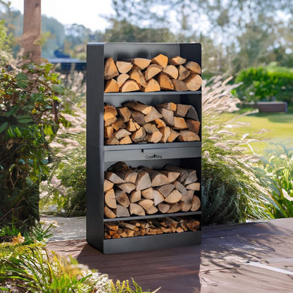 CookKing Kaminholzregal Vento – Gefülltes Kaminholzregal auf einer Holzterrasse im Garten