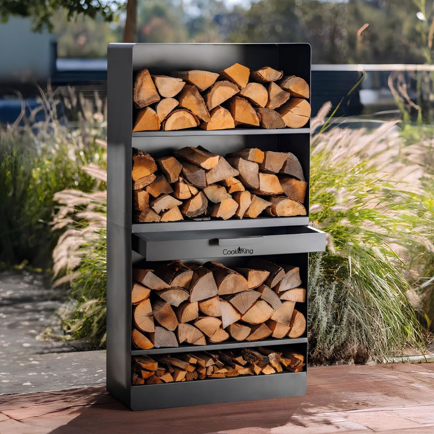 CookKing Kaminholzregal Vento – Gefülltes Kaminholzregal auf einer Holzterrasse im Garten