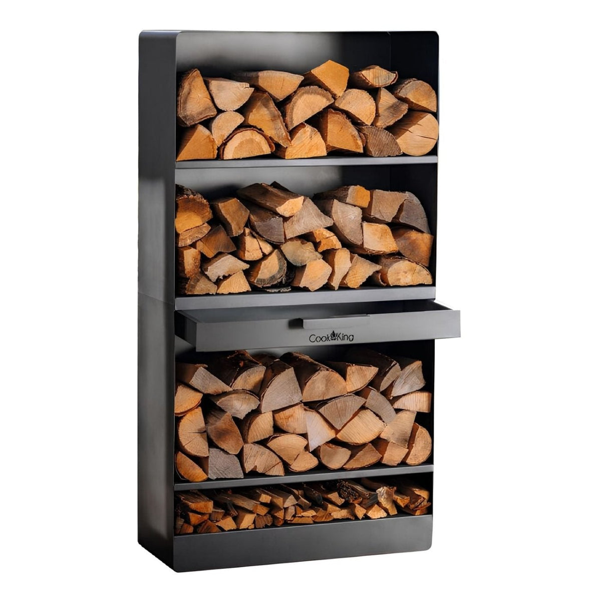 CookKing Kaminholzregal Vento – Hohes Kaminholzregal mit Holzscheiten und Schublade in schräger Ansicht auf Weiß
