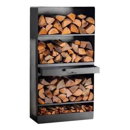 CookKing Kaminholzregal Vento – Hohes Kaminholzregal mit Holzscheiten und Schublade in schräger Ansicht auf Weiß