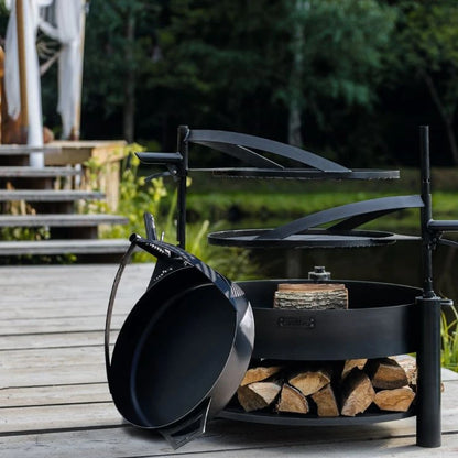 Pfanne aus Naturstahl mit Griff – Pfanne und Grillaufsätze an einer Feuerschale auf einer Terrasse