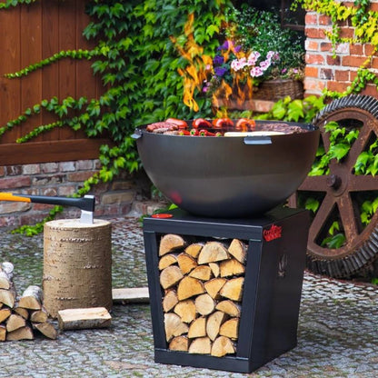 Cookking Premium Grill Santos – im Garten mit Grillgut auf der Grillplatte und gefülltem Holzfach