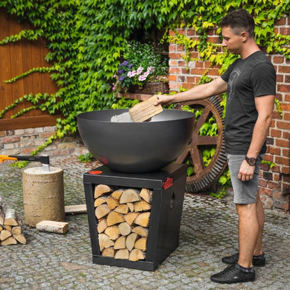 Cookking Premium Grill Santos – Befüllen der Grillschale mit Holz im Garten