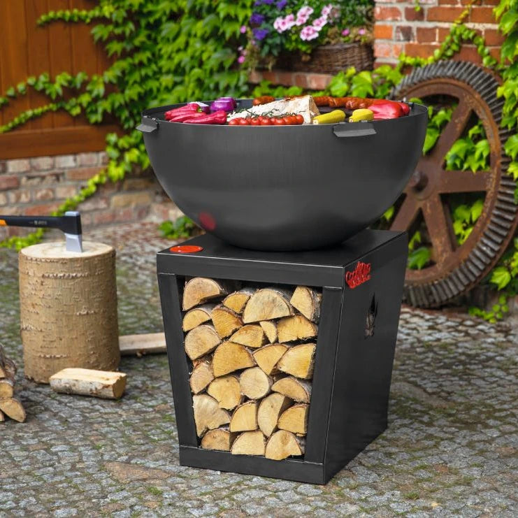 Cookking Premium Grill Santos – im Garten mit Grillgut auf der Grillplatte und gefülltem Holzfach