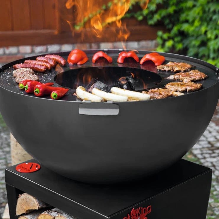 Cookking Premium Grill Santos – Nahansicht der Grillschale mit Grillgut auf der Grillplatte