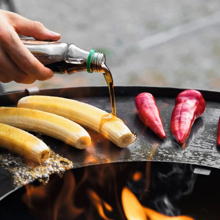 Cookking Premium Grill Santos – Detail der Grillplatte beim Aufgießen von Öl