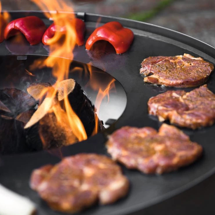Cookking Premium Grill Santos – Detail von Grillgut und Flammen auf der Grillplatte