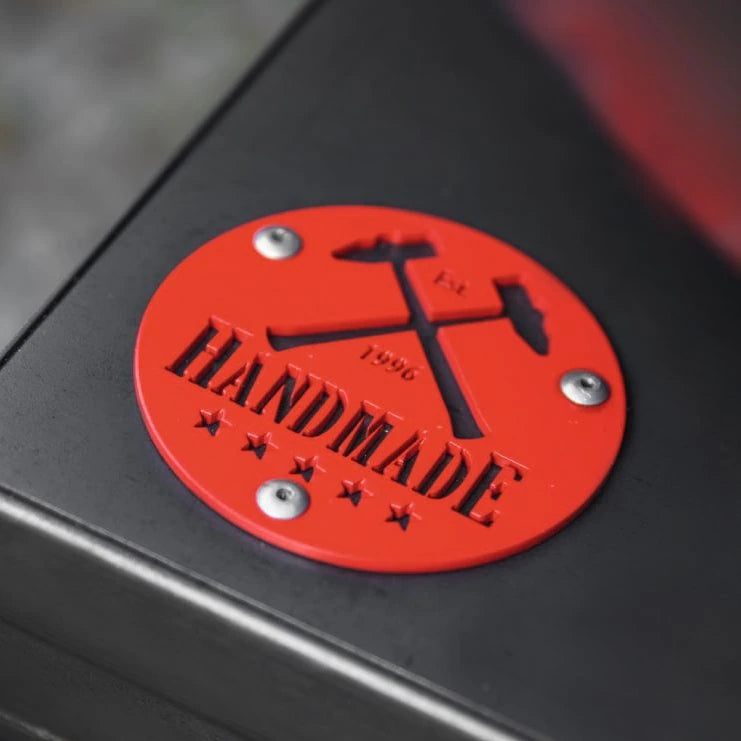 Cookking Premium Grill Santos – Detail der roten Handmade-Plakette am Sockel