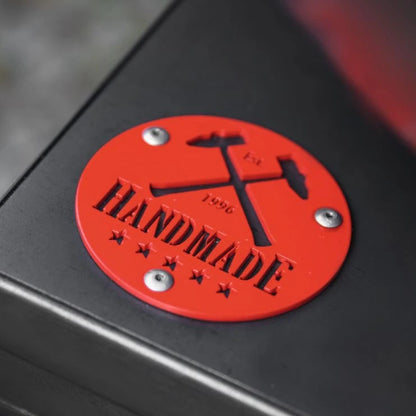 Cookking Premium Grill Santos – Detail der roten Handmade-Plakette am Sockel