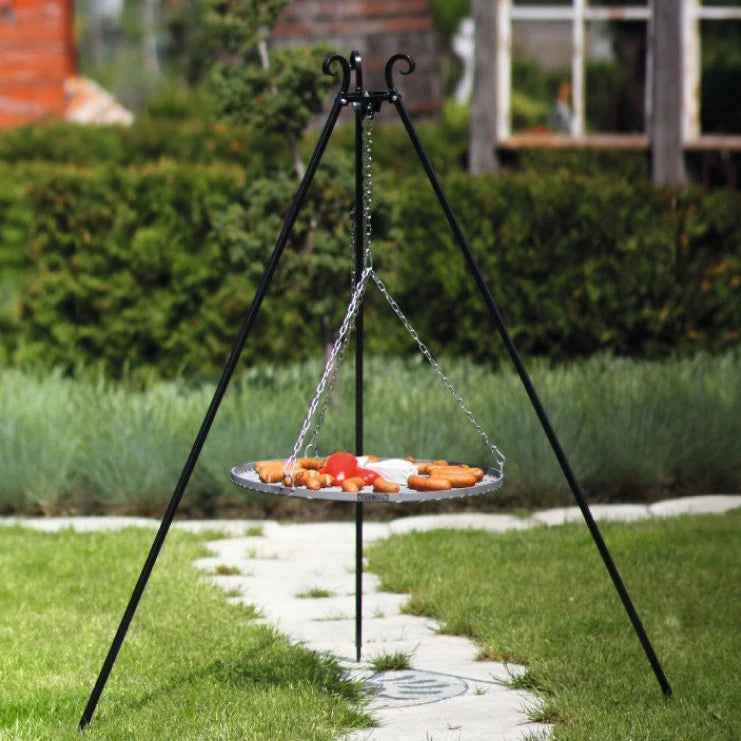 CookKing Schwenkgrill Classic 180 cm – im Garten mit aufgehängtem Grillrost und Grillgut