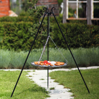 CookKing Schwenkgrill Classic 180 cm – im Garten mit aufgehängtem Grillrost und Grillgut