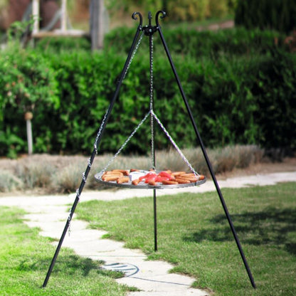 CookKing Schwenkgrill Classic 180 cm – im Garten mit aufgehängtem Grillrost und Grillgut