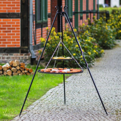 CookKing Schwenkgrill Classic 180 cm – im Garten mit zwei Grillrosten und Grillgut