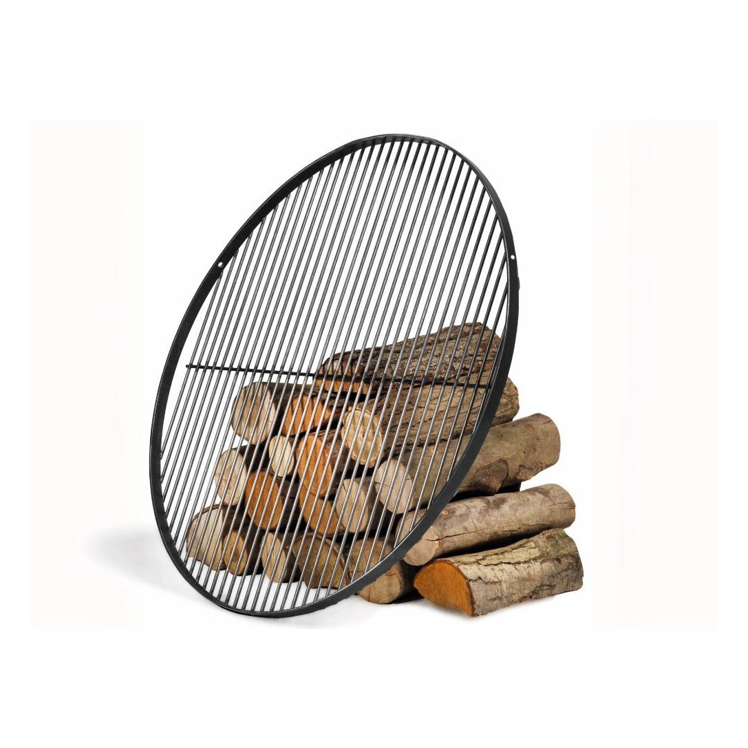 CookKing Schwenkgrill Classic 180 cm – runder Grillrost an Holzscheiten angelehnt