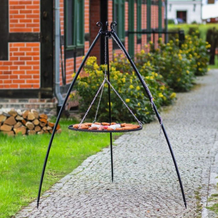 CookKing Schwenkgrill Classic 200 cm – im Garten mit aufgehängtem Grillrost und Grillgut