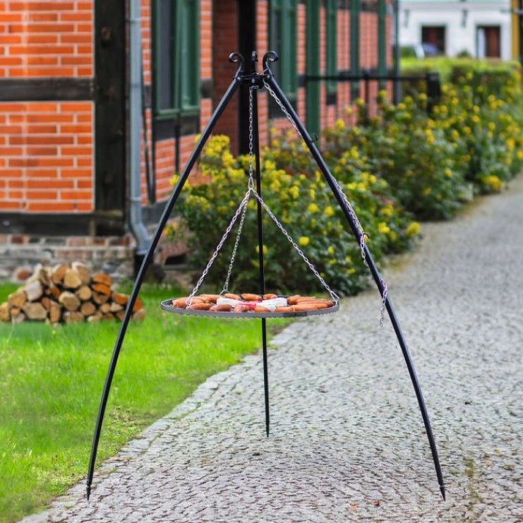 CookKing Schwenkgrill Classic 200 cm – im Garten mit aufgehängtem Grillrost und Grillgut