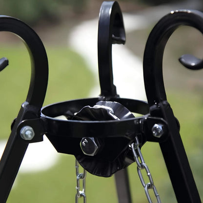 CookKing Schwenkgrill-Gestell Classic – Detail der oberen Verbindung mit Zierhaken und Kette