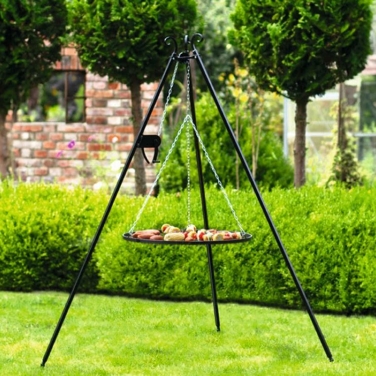 CookKing Schwenkgrill mit Kurbel 180 cm – im Garten mit Grillrost und Grillgut
