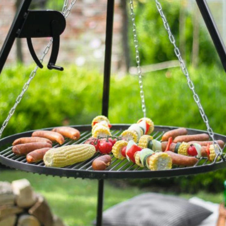 CookKing Schwenkgrill mit Kurbel 180 cm – Detail von Grillrost, Grillgut und seitlicher Kurbel