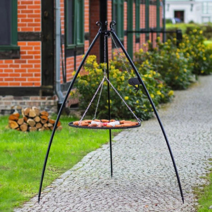 CookKing Schwenkgrill mit Kurbel 200 cm – im Garten mit Grillrost und Grillgut